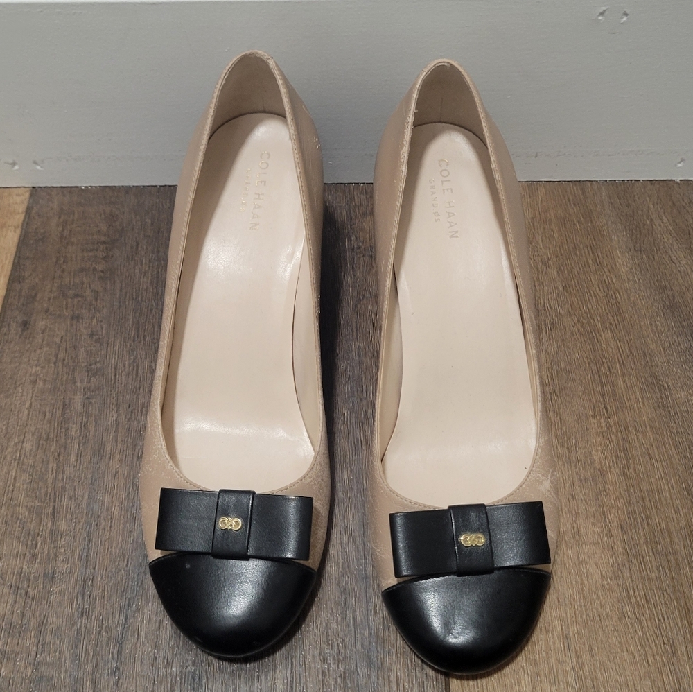 Cole Haan Elsie Bow Wedge 65mm Maple Sugar Leather-black Patent, sz9 B - Picture 2 of 4